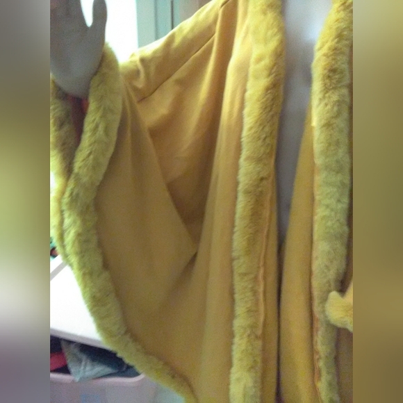 BNWT GOLD SHAWL BY MERIGOLD KISS FAUX FUR EDGES SIMPLY LUXURIOUS & SOFT SZ. LG - Picture 9 of 13